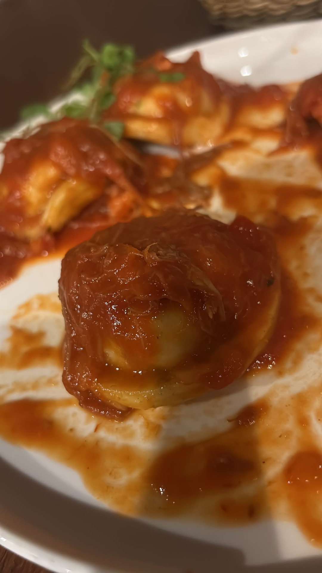 Sorrentinos con bondiola desmenuzada y salsa