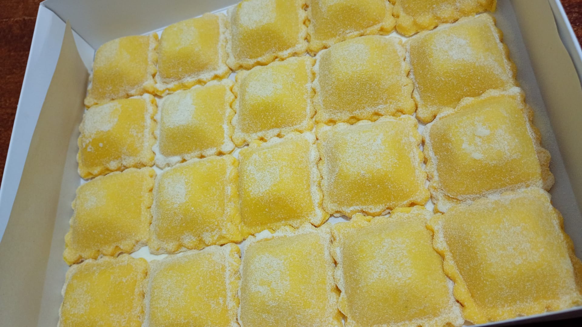 Raviolones recién armados en su caja