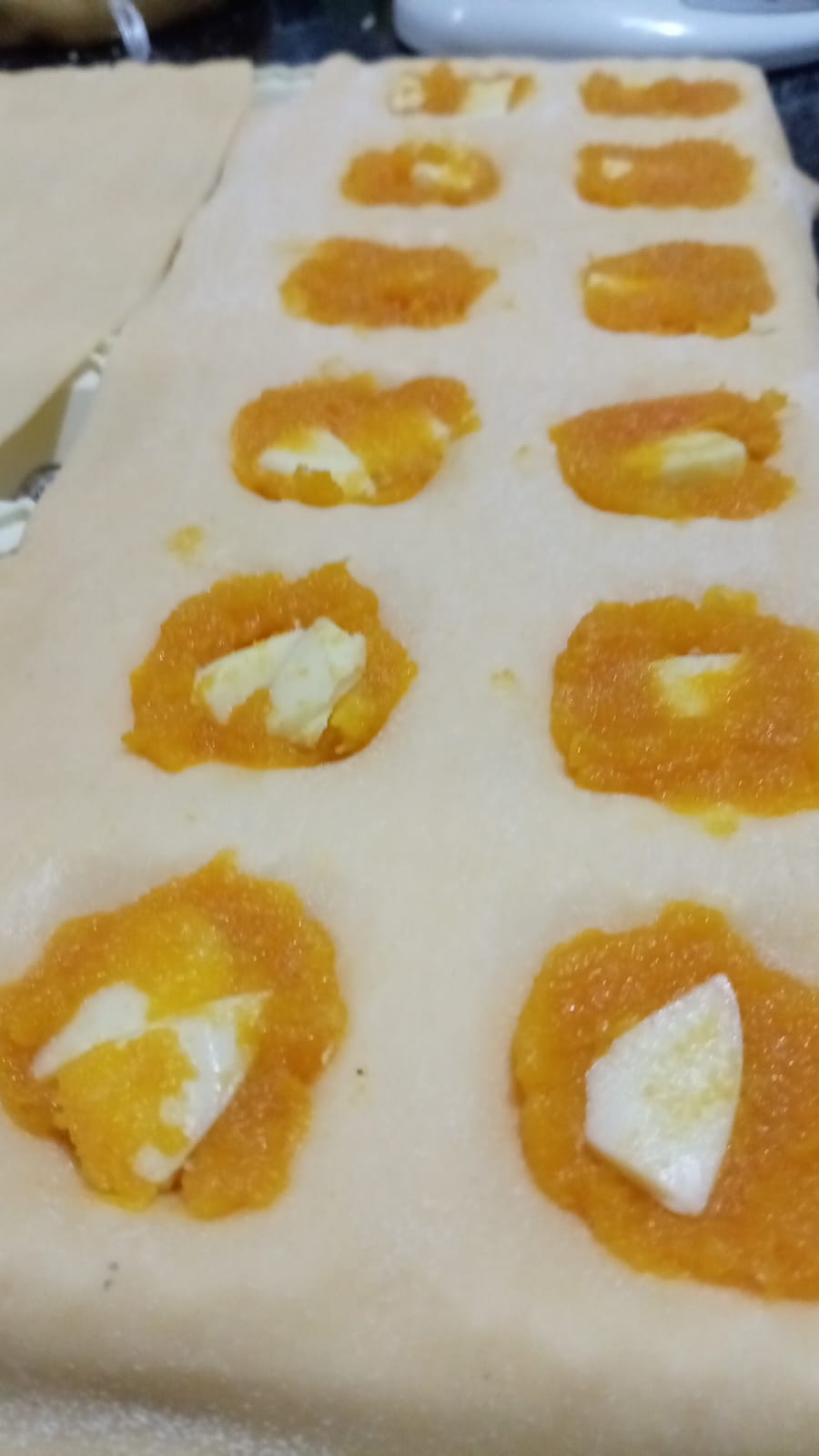 Relleno de calabaza y muzzarella sobre la masa