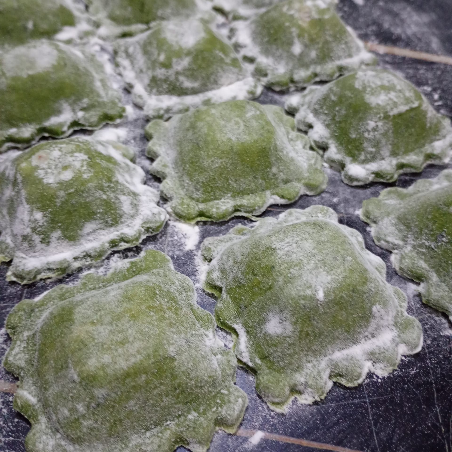 Sorrentinos verdes de espinaca enharinados